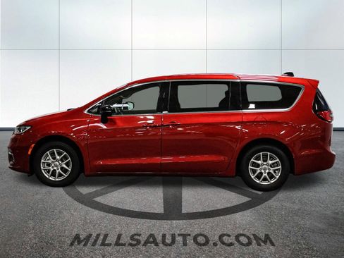Used 2025 Chrysler Pacifica Select FWD image 3