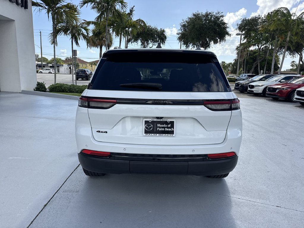 Used 2022 Jeep Grand Cherokee Altitude AWD/4WD image 2
