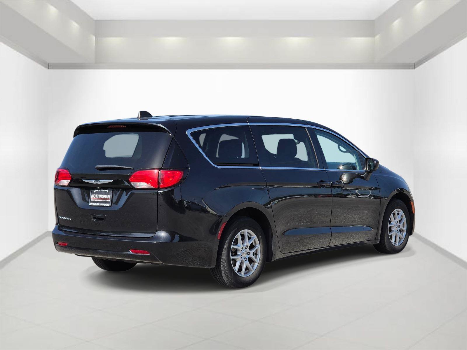 Used 2023 Chrysler Voyager LX FWD image 6