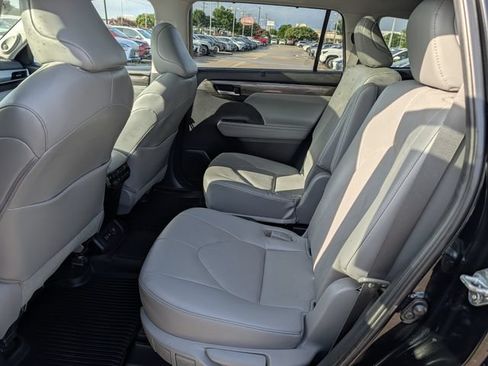 Used 2023 Toyota Highlander Platinum FWD image 27