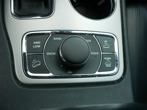 Used 2018 Jeep Grand Cherokee Overland w/ Jeep Active Safety Group AWD/4WD image 31