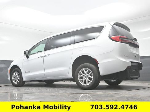 Used 2024 Chrysler Pacifica Touring-L image 15