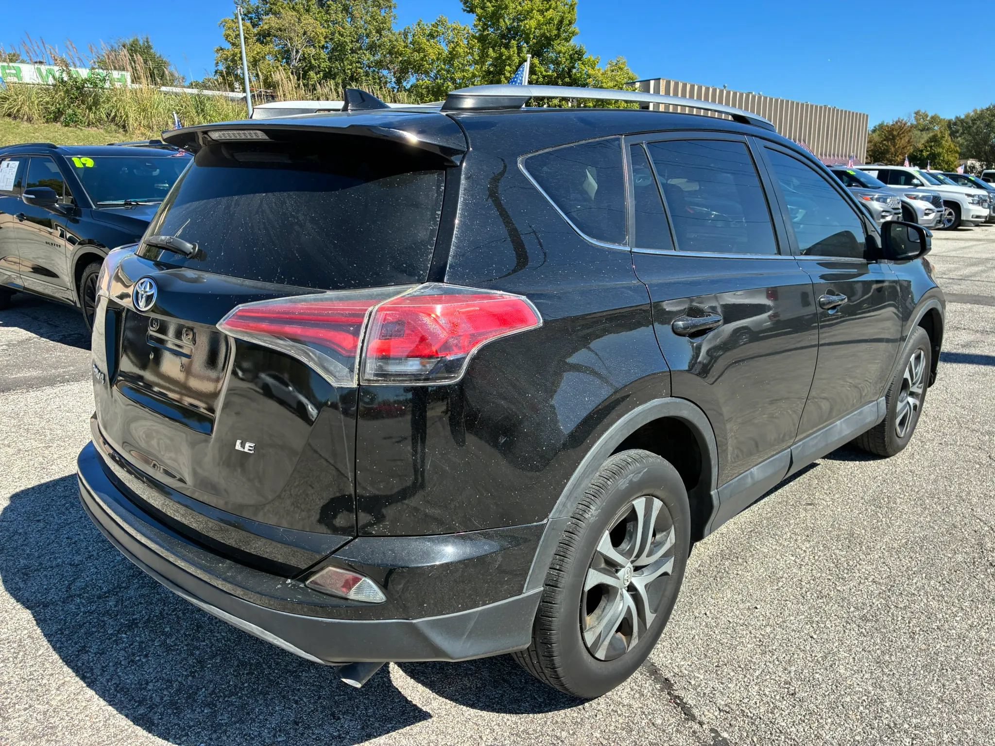 Used 2017 Toyota RAV4 LE FWD image 4