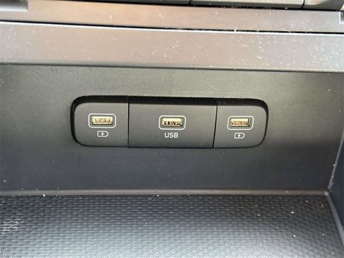 Used 2023 Kia Carnival LX image 20