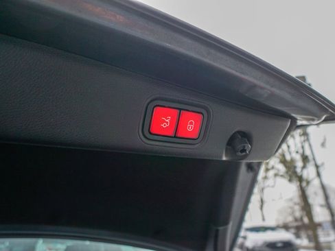 Used 2017 Mercedes-Benz E 300 4MATIC image 32