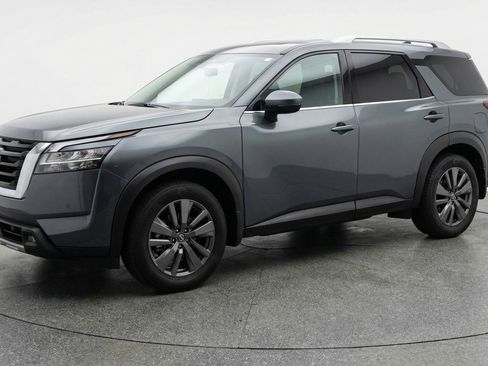 Used 2025 Nissan Pathfinder SV image 3