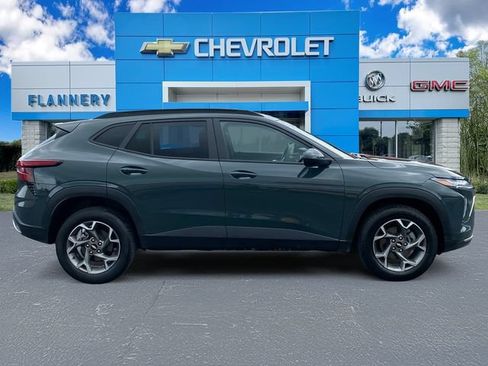 Used 2025 Chevrolet Trax LT FWD image 6
