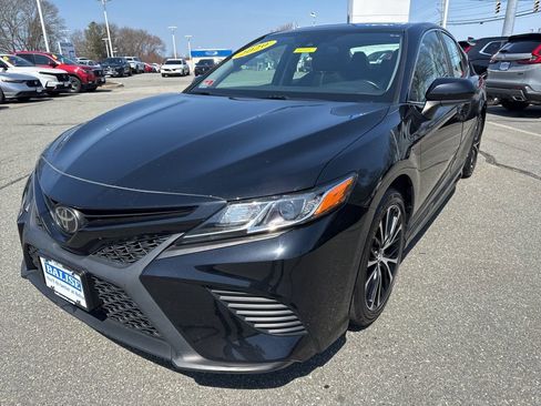 Used 2020 Toyota Camry SE image 3