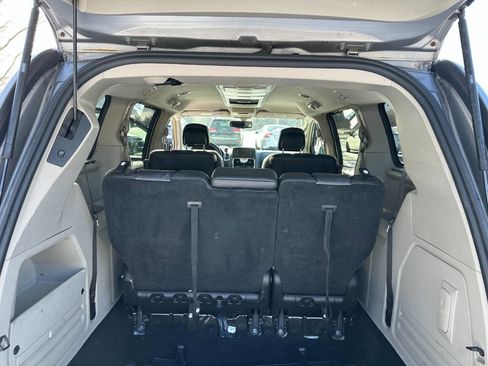 Used 2014 Chrysler Town & Country Touring-L image 14