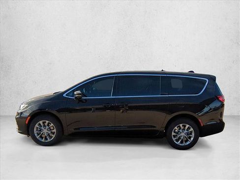New 2026 Chrysler Pacifica Select image 9