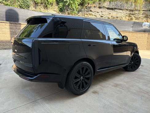 New 2025 Land Rover Range Rover SE image 3