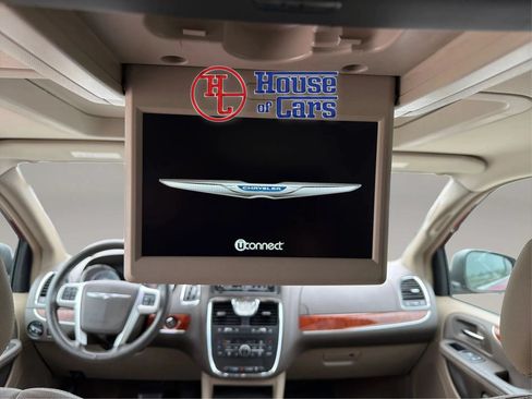 Used 2016 Chrysler Town & Country Touring-L FWD image 19