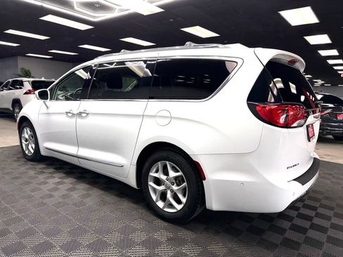 Used 2018 Chrysler Pacifica Touring-L Plus w/ Advanced Safetytec Group FWD image 9
