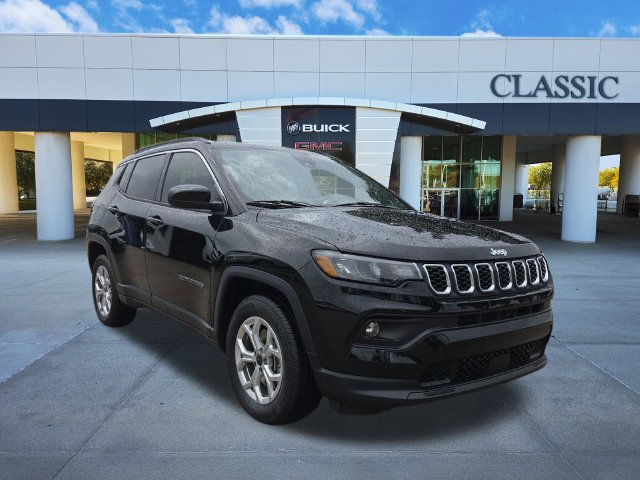 Used 2025 Jeep Compass Latitude AWD/4WD image 1
