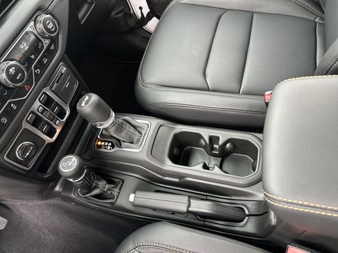 Used 2025 Jeep Wrangler Sahara image 31