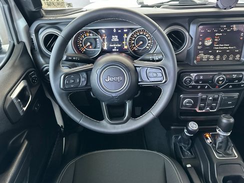 Used 2023 Jeep Gladiator Sport AWD/4WD image 17