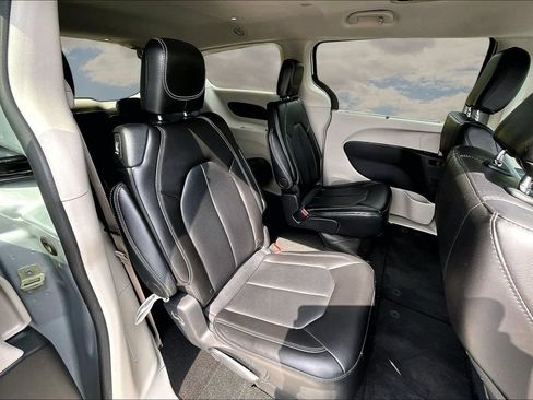 Used 2024 Chrysler Pacifica Touring-L FWD image 25