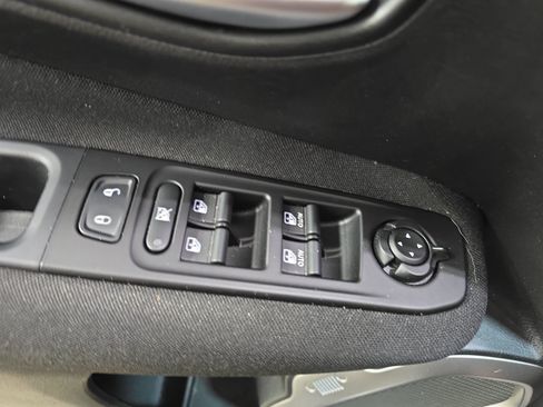 Used 2021 Jeep Renegade Latitude FWD image 25
