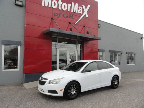 Used 2013 Chevrolet Cruze LS FWD image 1
