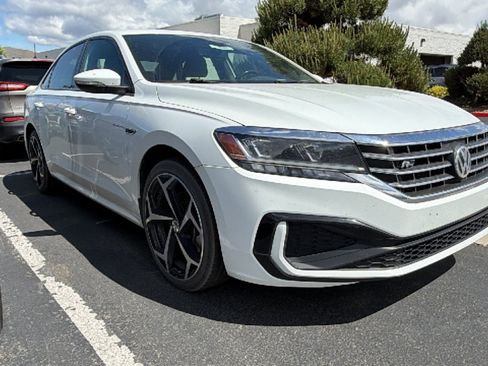 Used 2021 Volkswagen Passat 2.0T R-Line w/ Luggage Net & Mats Package FWD image 1