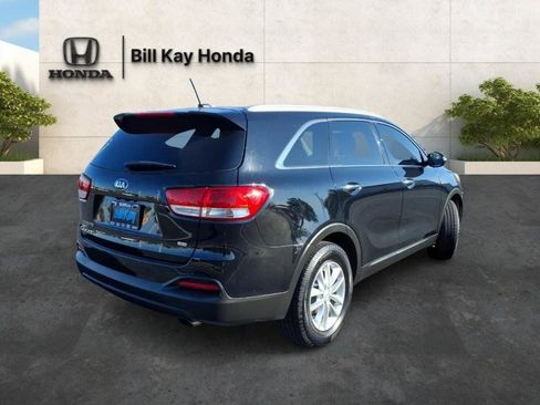 Used 2017 Kia Sorento FWD image 3