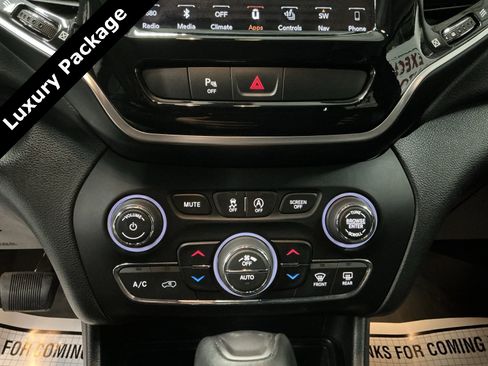 Used 2019 Jeep Cherokee Limited w/ Luxury Group image 28