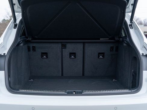 Certified 2025 Porsche Macan AWD/4WD image 17