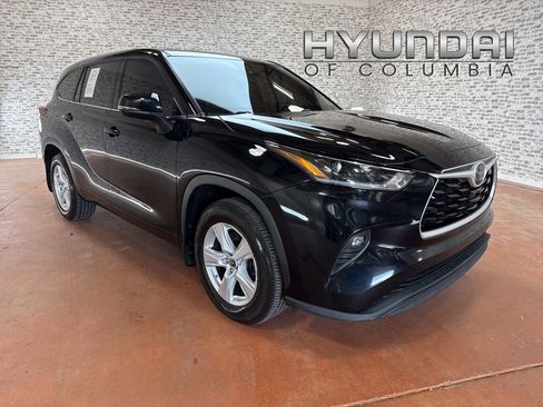 Used 2021 Toyota Highlander LE image 1