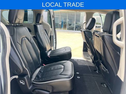Used 2022 Chrysler Pacifica Limited w/ Uconnect Theater Family Group FWD image 18