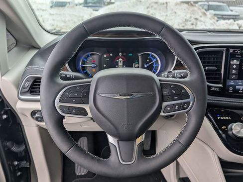 Used 2023 Chrysler Pacifica Limited image 25