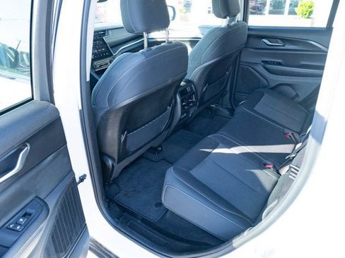 Used 2024 Jeep Grand Cherokee Laredo image 26