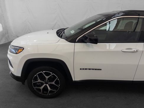 Used 2025 Jeep Compass Limited image 3