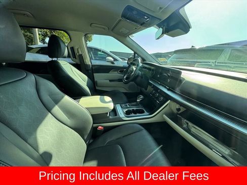 Used 2024 Kia Carnival LX FWD image 3