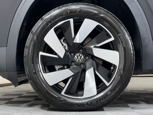 Used 2024 Volkswagen Atlas Cross Sport SE w/ Panoramic Sunroof Package FWD image 12
