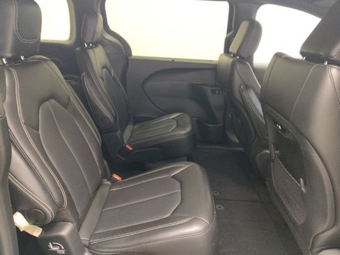 Used 2025 Chrysler Pacifica Select FWD image 21