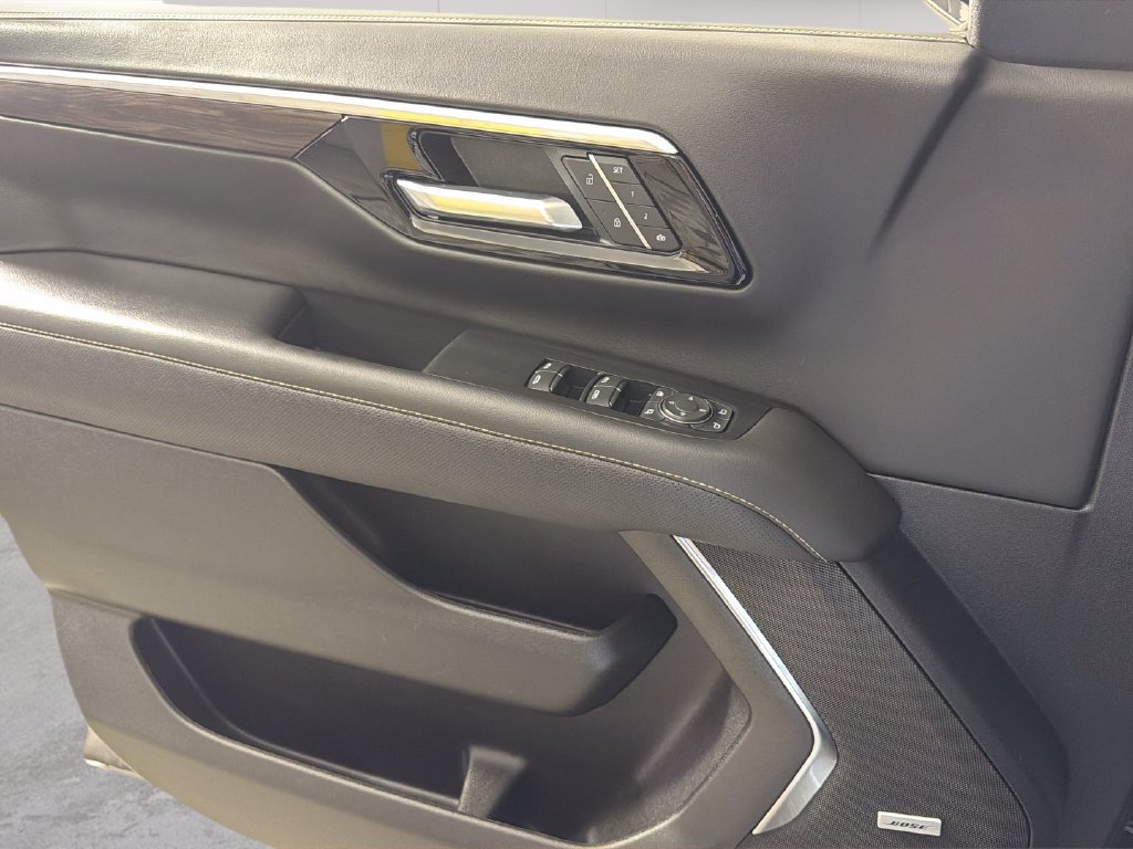 Used 2025 Chevrolet Suburban Premier RWD image 37