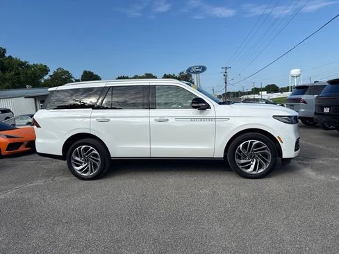 Used 2025 Lincoln Navigator Reserve AWD/4WD image 16