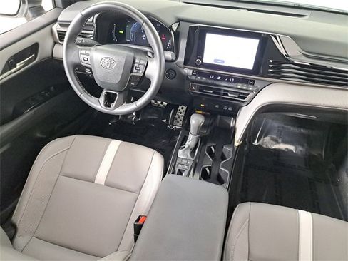 Used 2025 Toyota Camry SE image 15