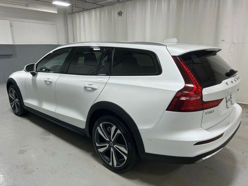 Used 2025 Volvo V60 B5 Cross Country Plus image 2