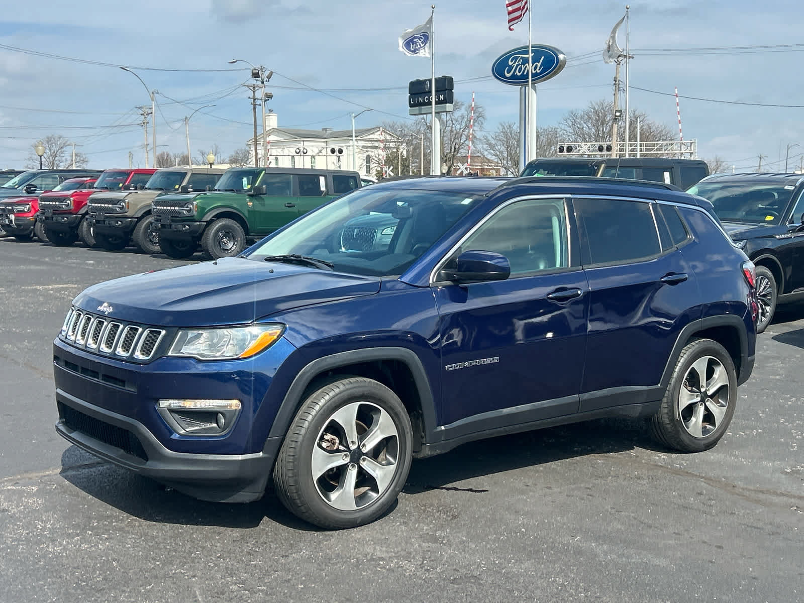 Used 2018 Jeep Compass Latitude w/ Popular Equipment Group FWD image 2