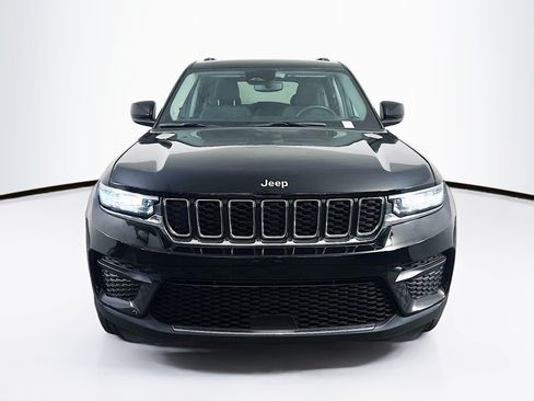 Used 2023 Jeep Grand Cherokee Laredo RWD image 2