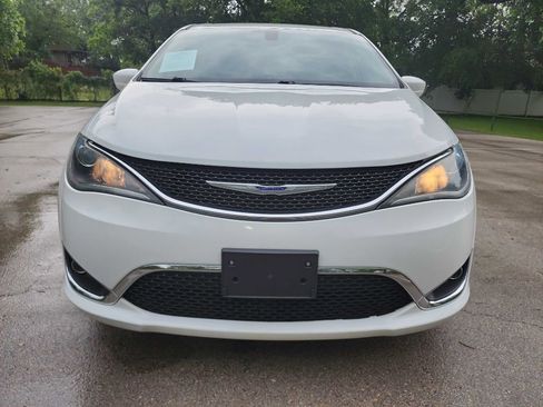 Used 2019 Chrysler Pacifica Touring Plus w/ Tire & Wheel Group image 4