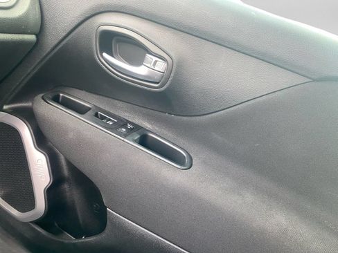 Used 2021 Jeep Renegade Latitude FWD image 19