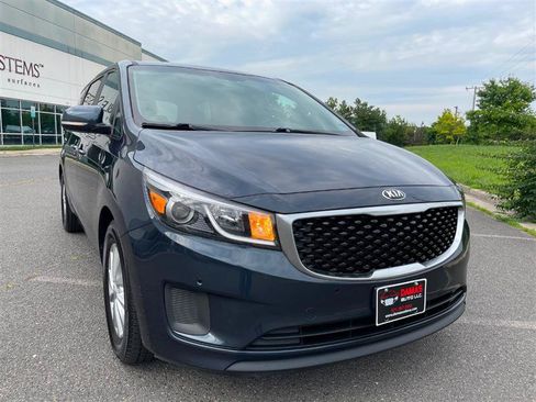 Used 2017 Kia Sedona LX w/ LX Essentials Premium Package FWD image 9