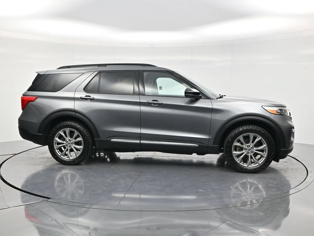 Used 2024 Ford Explorer XLT w/ Equipment Group 202A AWD/4WD image 4