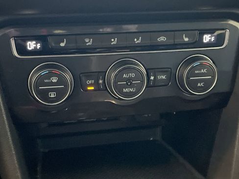 Used 2019 Volkswagen Tiguan SE image 18