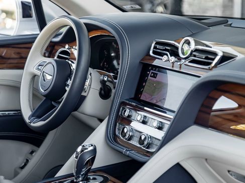 Used 2023 Bentley Bentayga Extended Wheelbase image 32