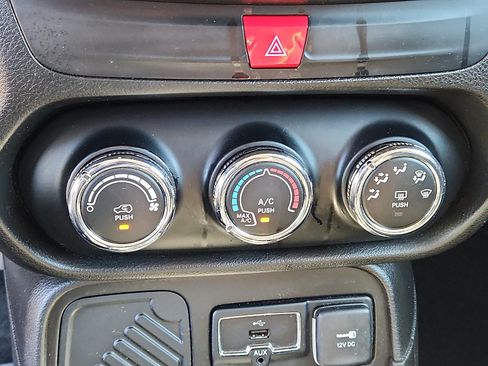 Used 2017 Jeep Renegade Altitude FWD image 15