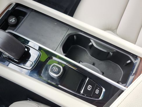 Used 2022 Volvo XC60 B5 Momentum w/ Protection Package Premier image 29