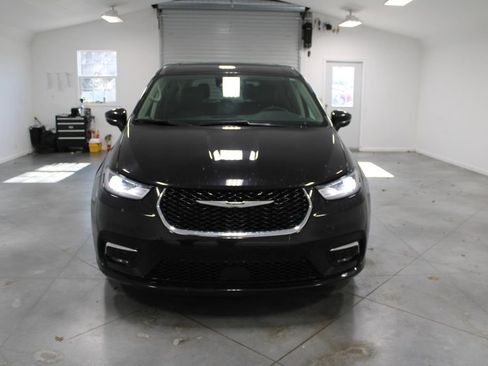 Used 2024 Chrysler Pacifica Touring-L image 3